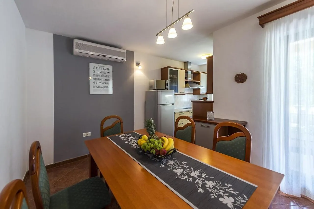 Spacious Three-Bedroom Villa Balun With Pool Poreč