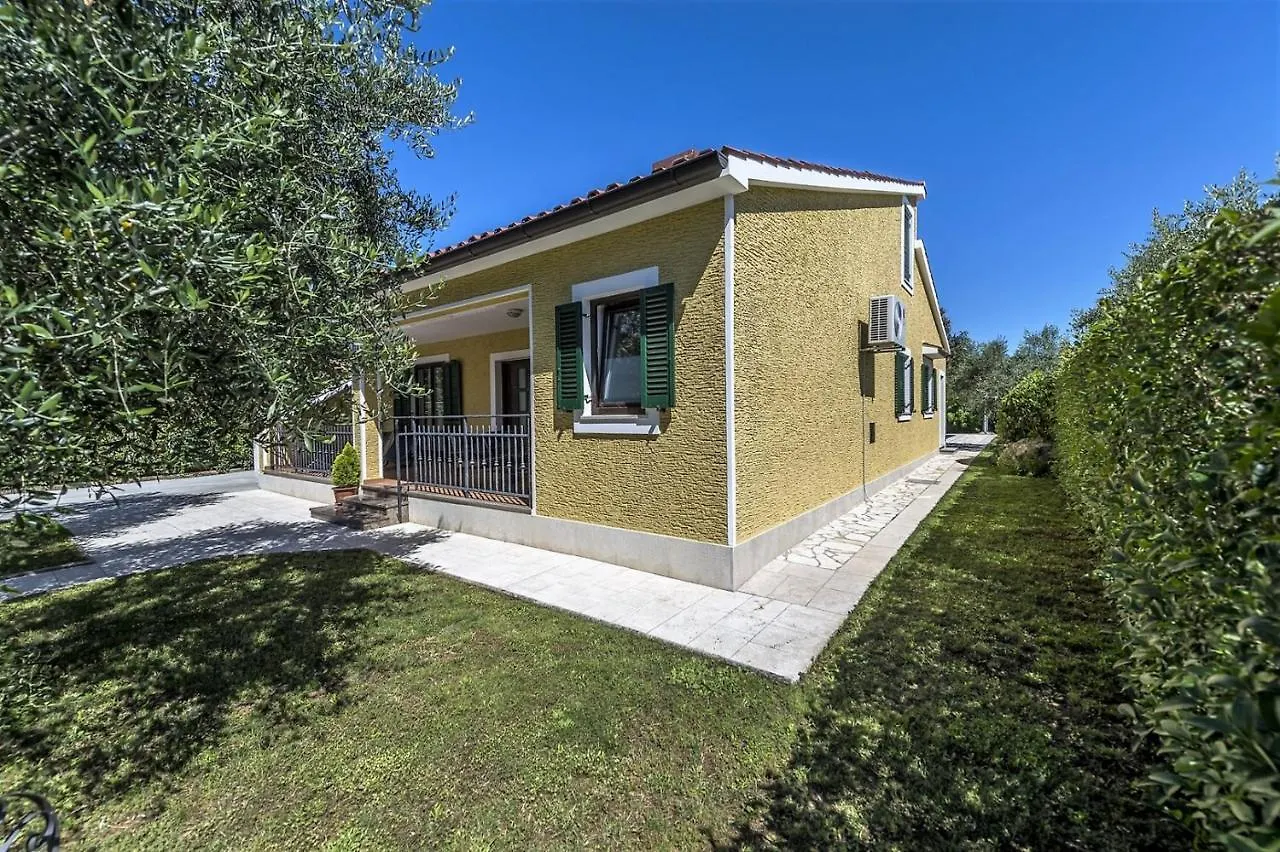 Spacious Three-Bedroom Villa Balun With Pool Poreč